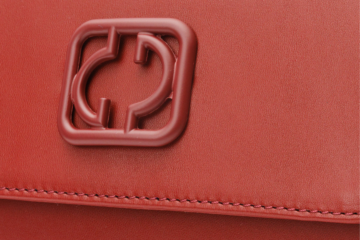 El bolso de mano de piel color rojo oscuro Maneadero