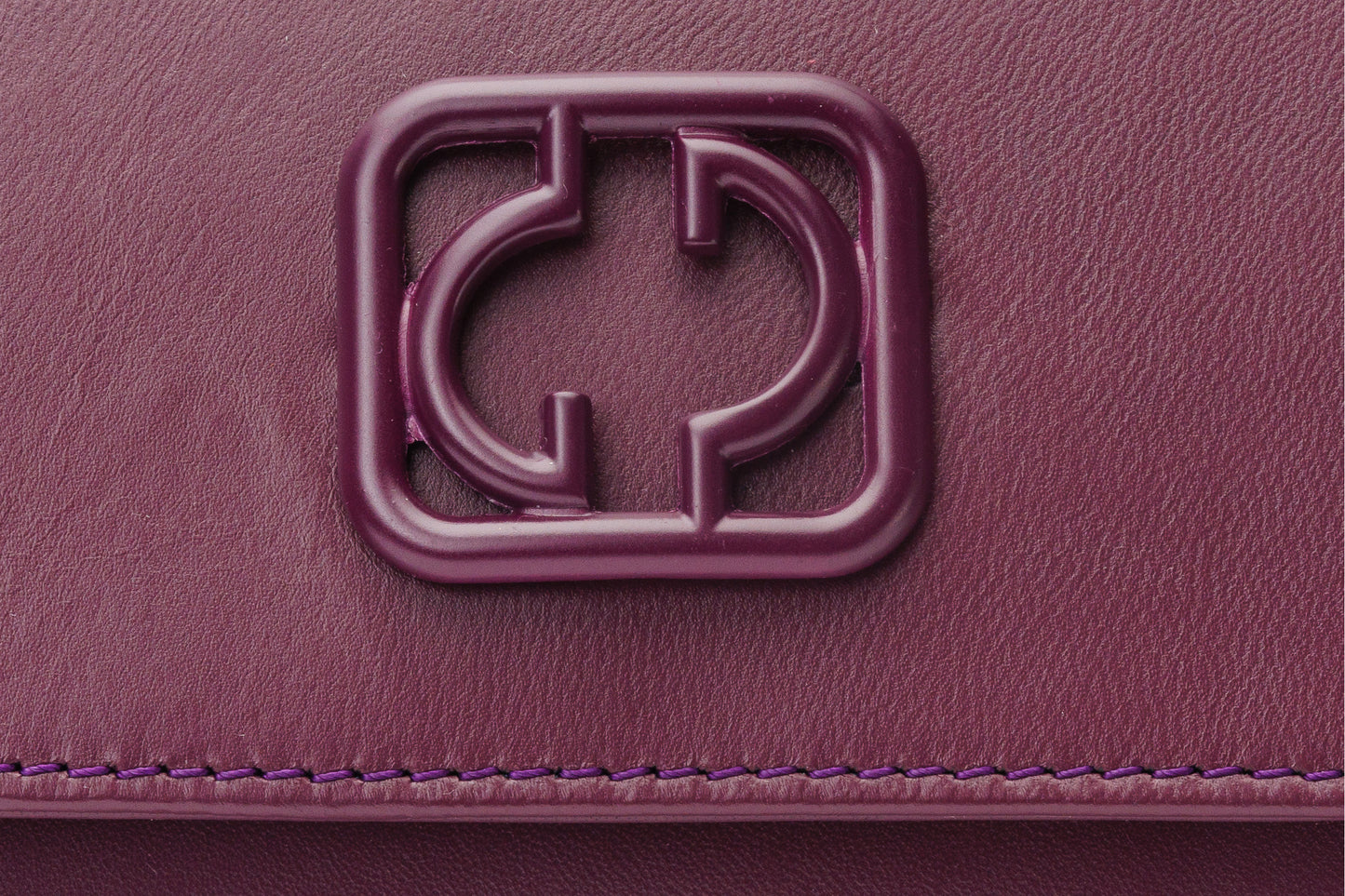 El bolso de mano de piel color morado Maneadero