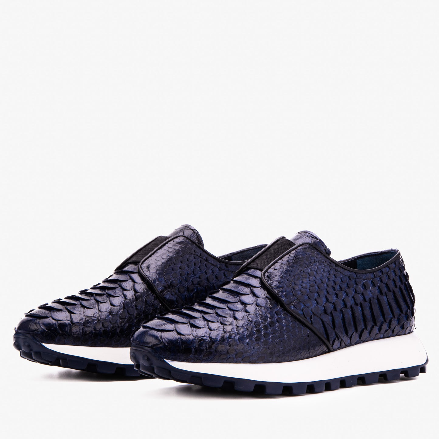txt
La zapatilla masculina de cuero con estampado de pitón azul obsidiana