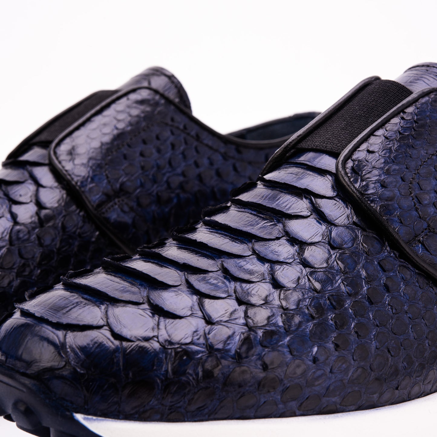 txt
La zapatilla masculina de cuero con estampado de pitón azul obsidiana