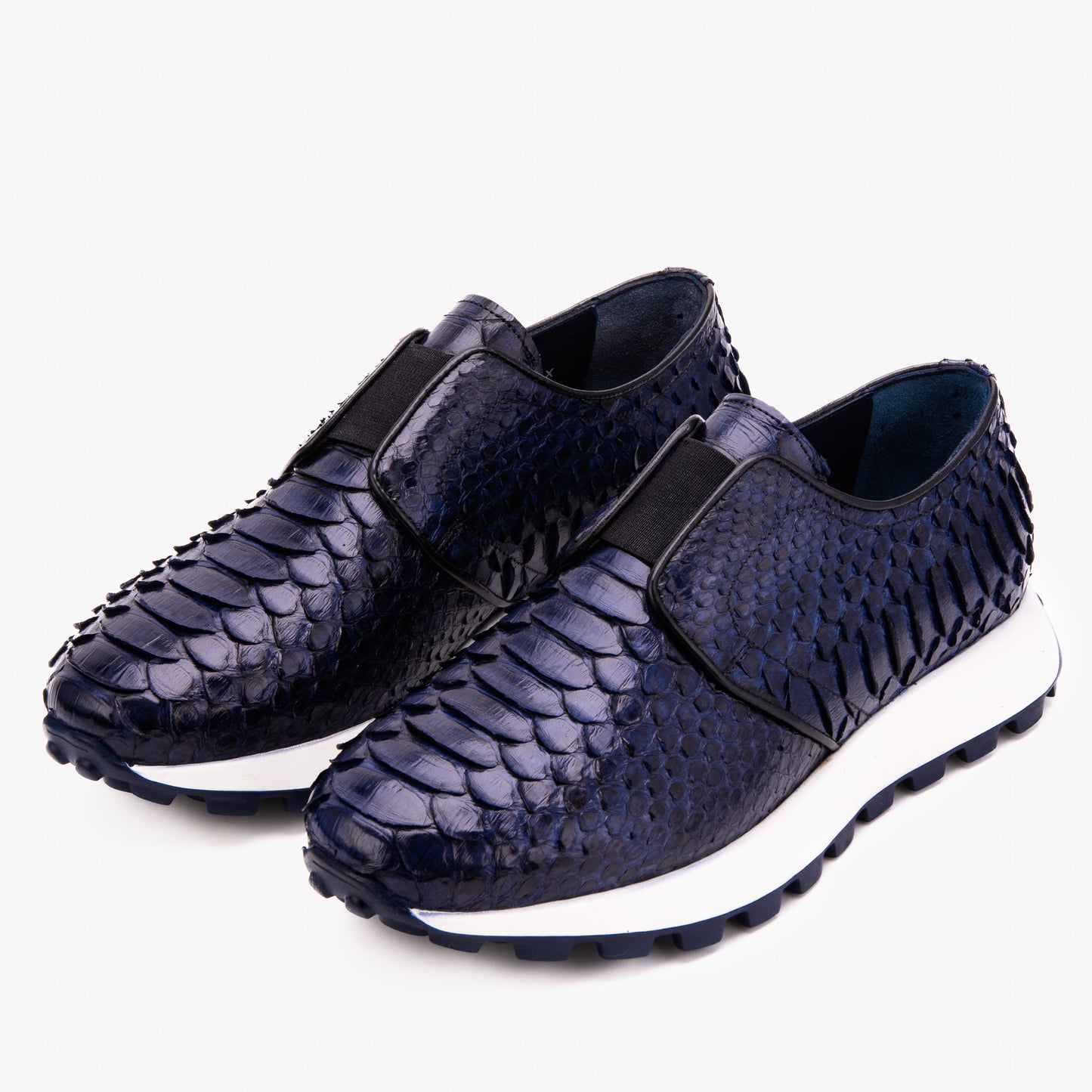 txt
La zapatilla masculina de cuero con estampado de pitón azul obsidiana