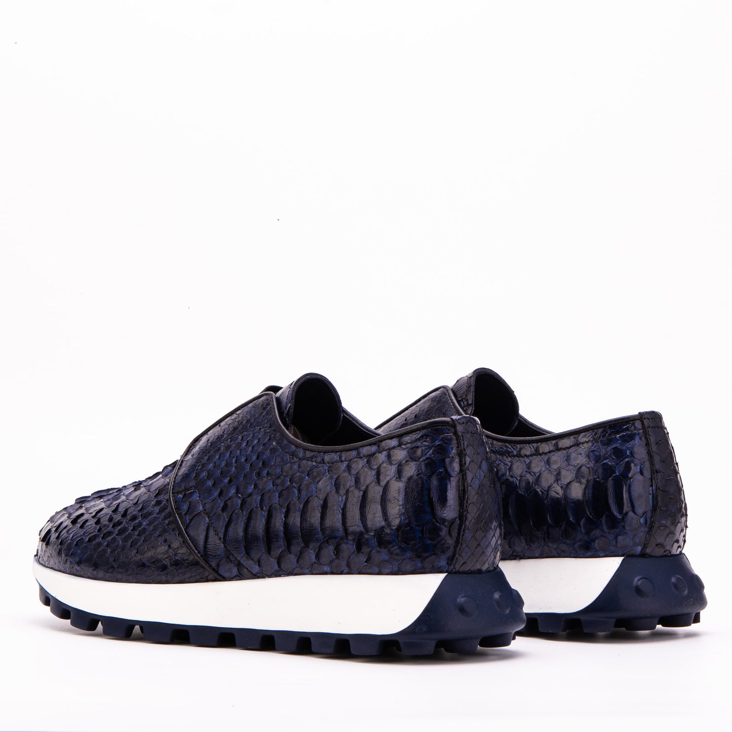 txt
La zapatilla masculina de cuero con estampado de pitón azul obsidiana