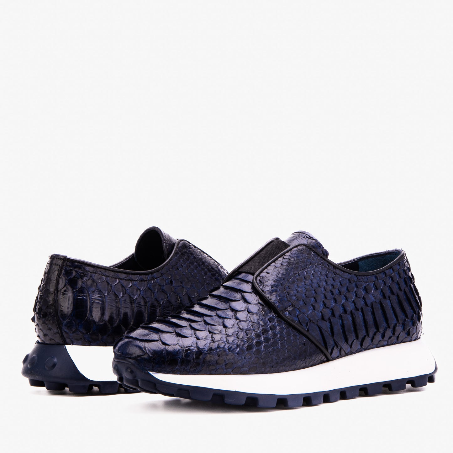txt
La zapatilla masculina de cuero con estampado de pitón azul obsidiana