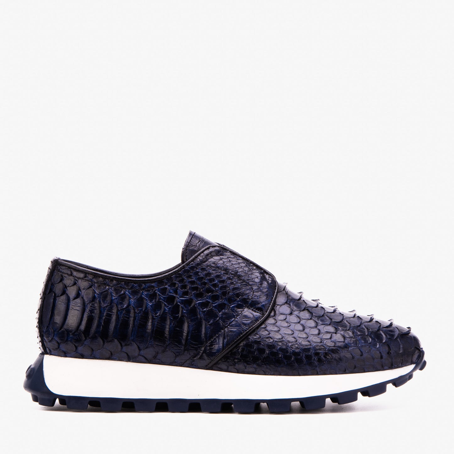 txt
La zapatilla masculina de cuero con estampado de pitón azul obsidiana