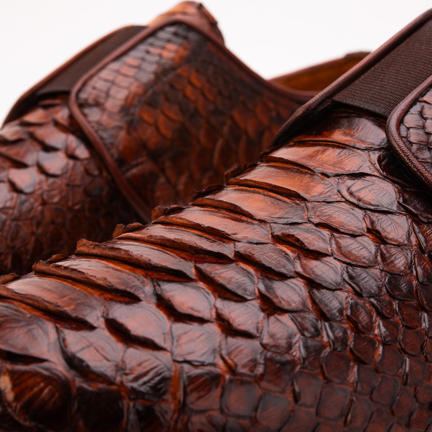 La zapatilla de hombre de piel de pitón Obsidian Tan