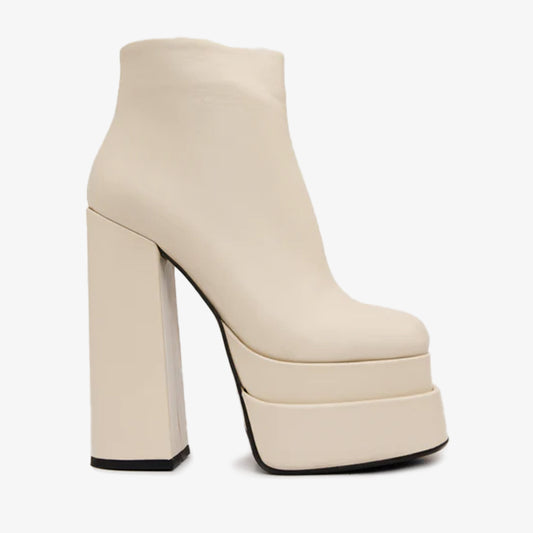 Bota de mujer de tacón alto de piel color crema latina
