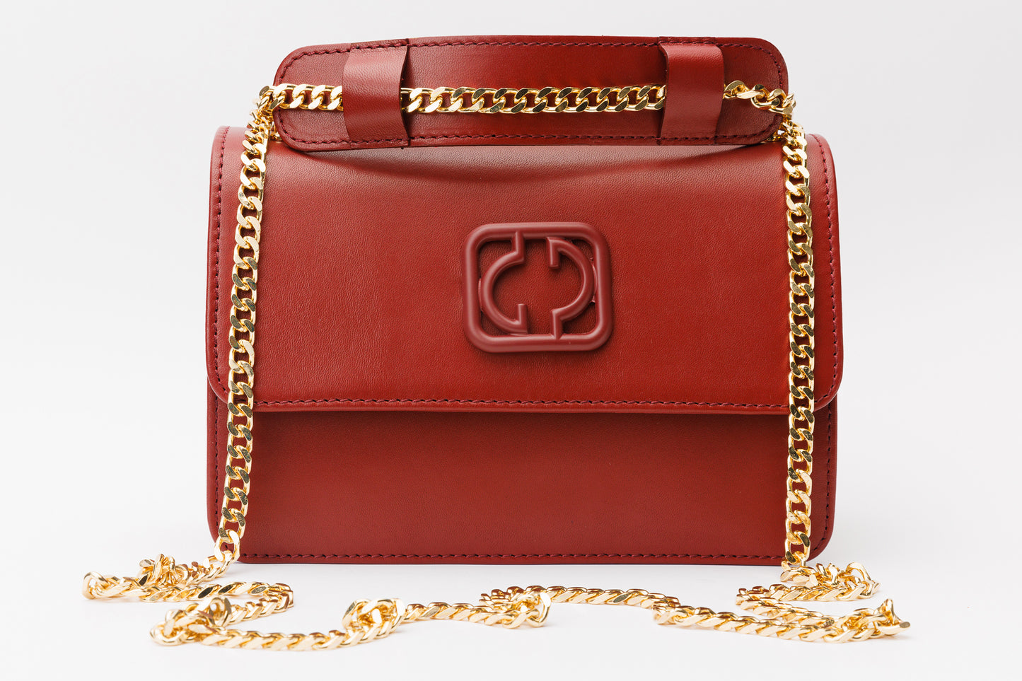 El bolso de mano de piel color rojo oscuro Maneadero