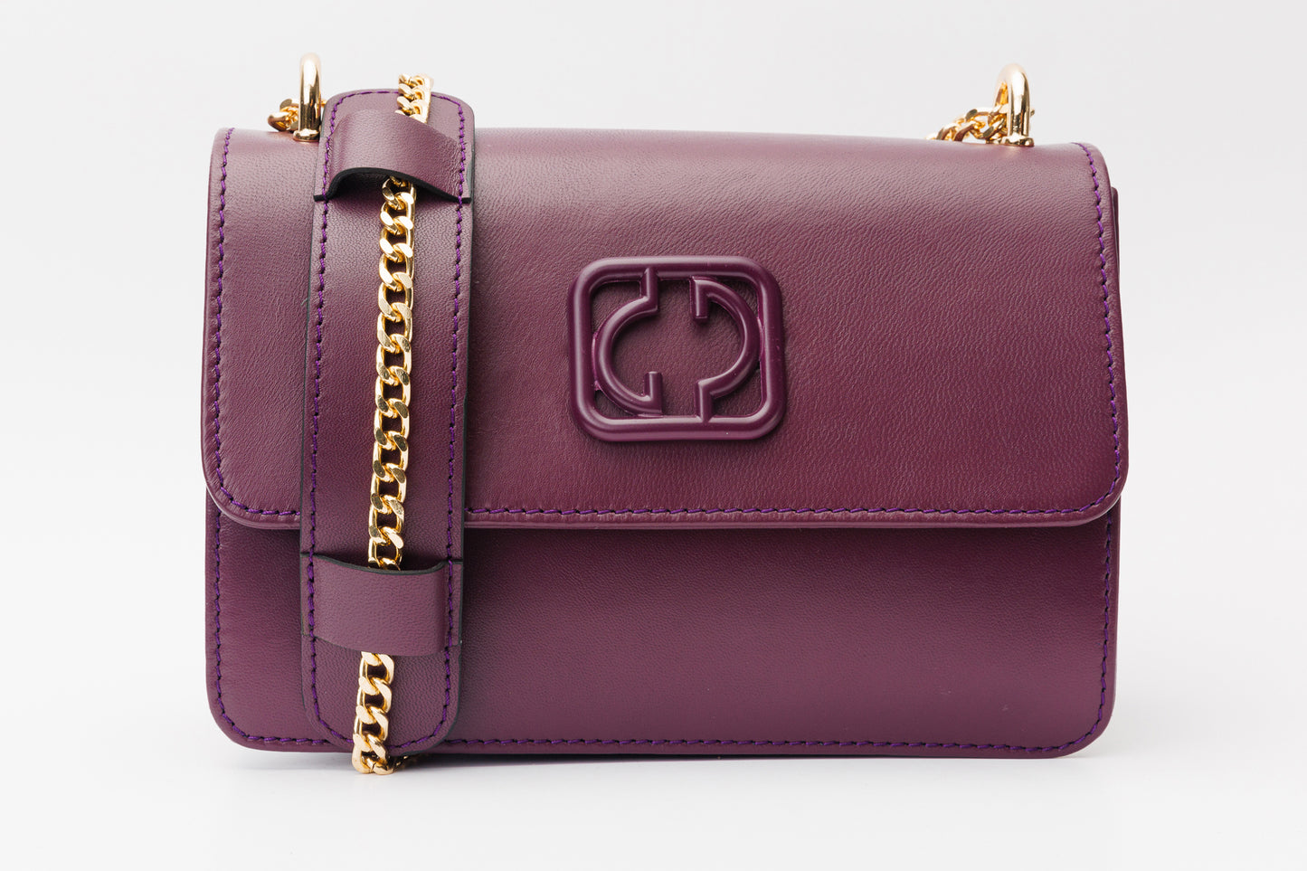 El bolso de mano de piel color morado Maneadero