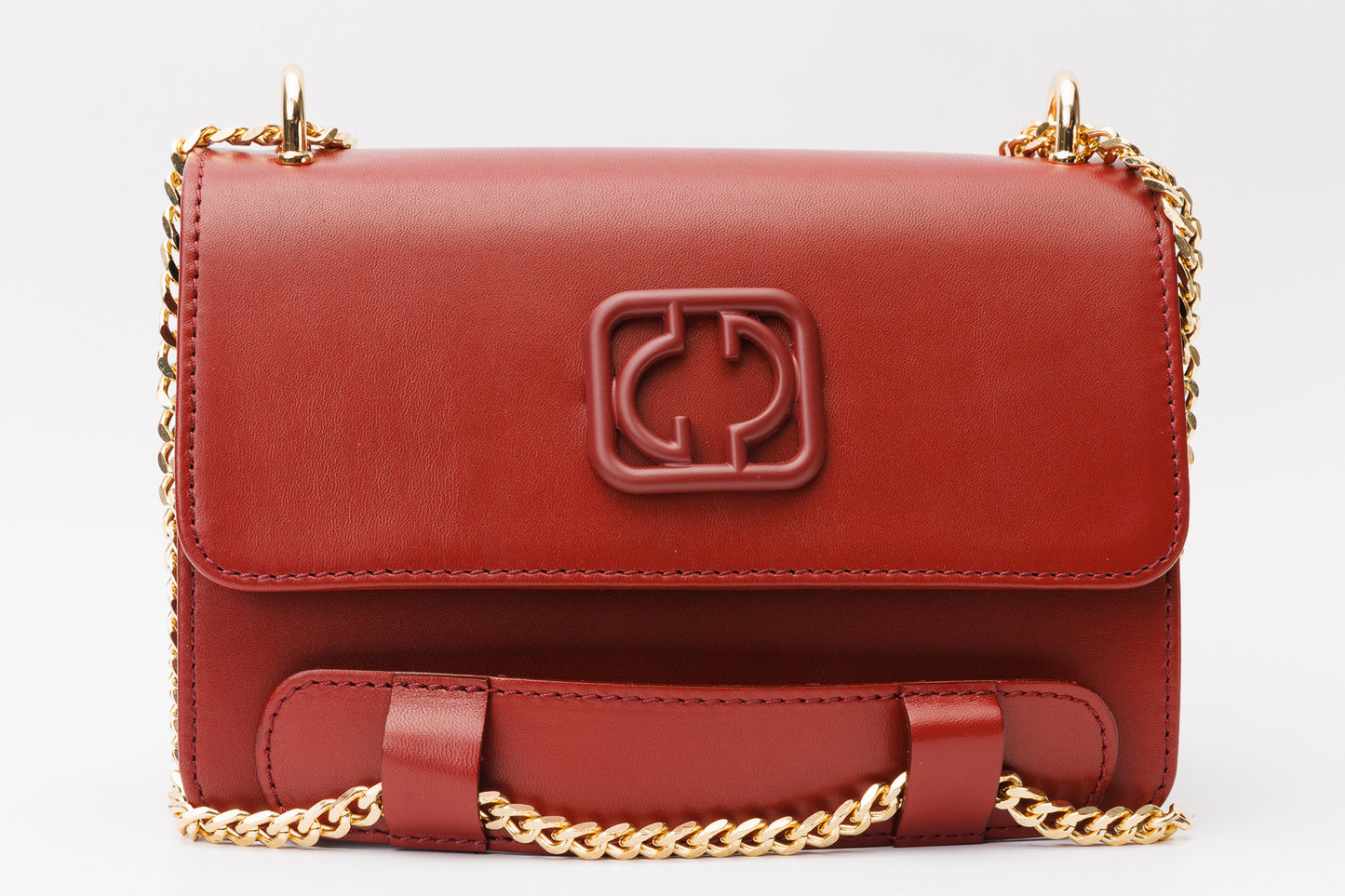 El bolso de mano de piel color rojo oscuro Maneadero