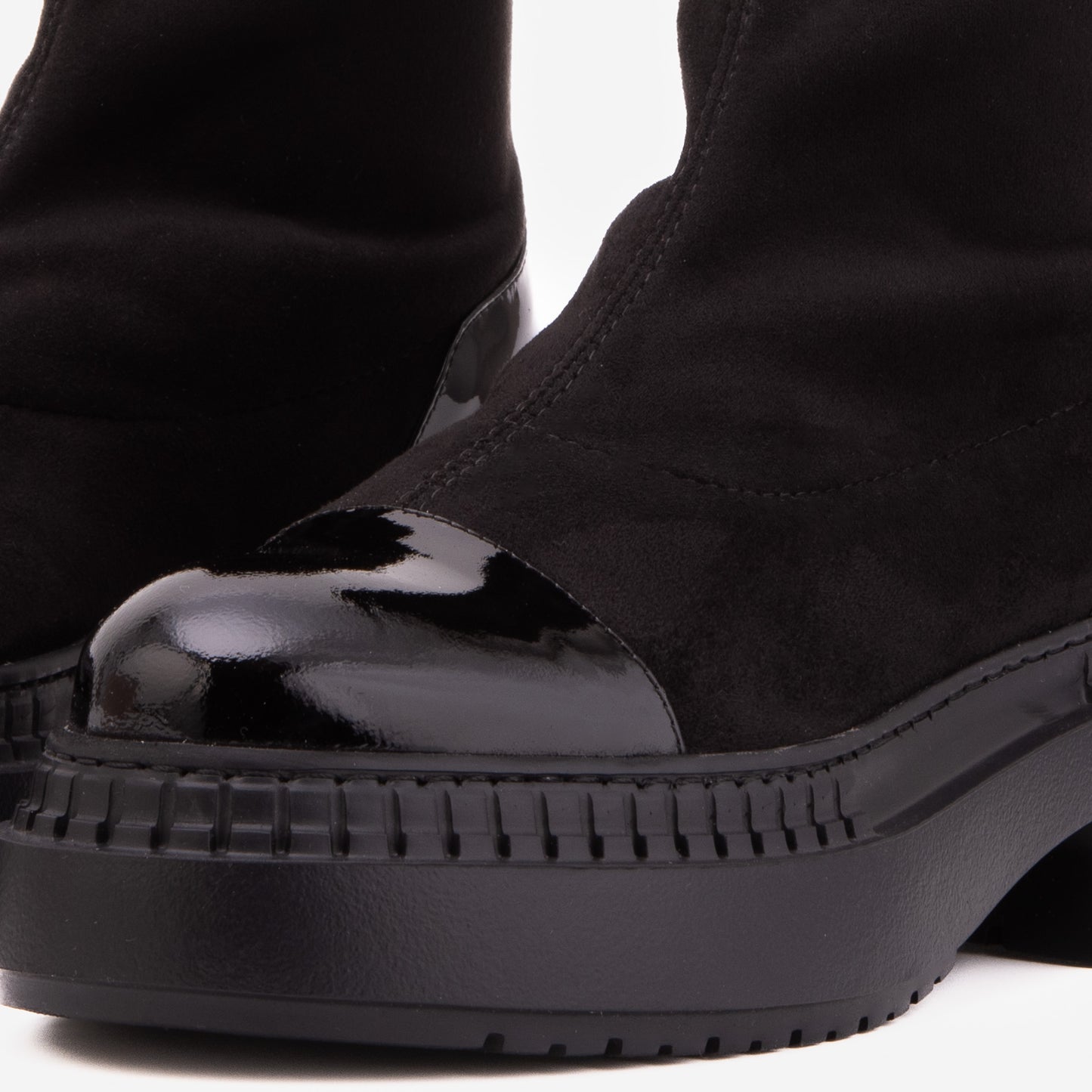 La bota de mujer Sorella en ante y cuero color negro con puntera