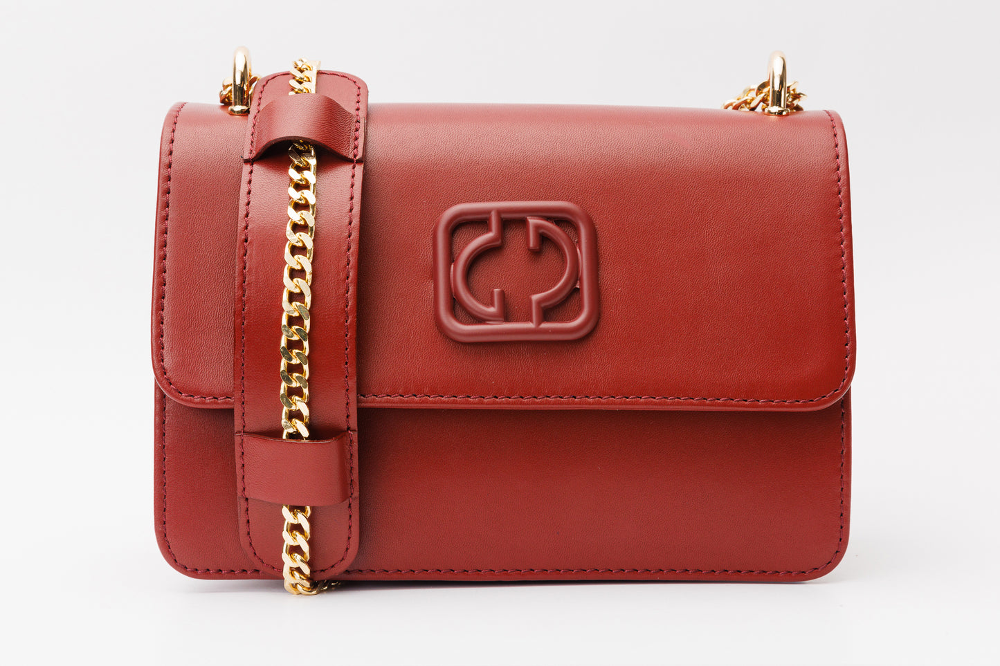 El bolso de mano de piel color rojo oscuro Maneadero