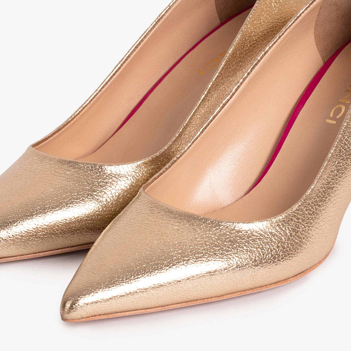 El zapato de salón de piel dorada Brunello para mujer
