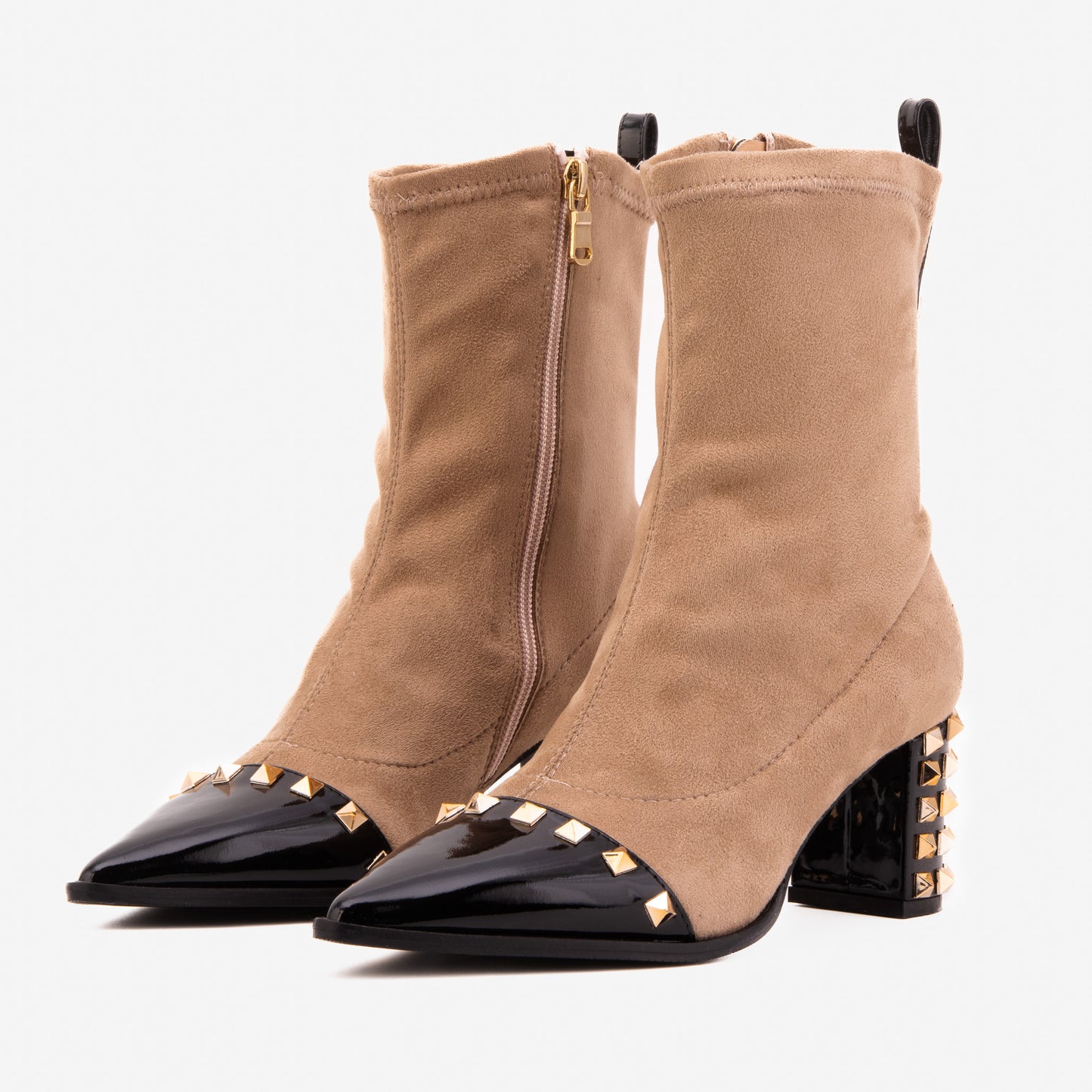 La bota de mujer en ante beige y negro con tachuelas Amethyst