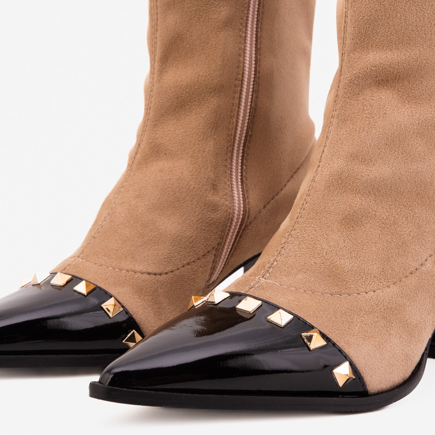 La bota de mujer en ante beige y negro con tachuelas Amethyst