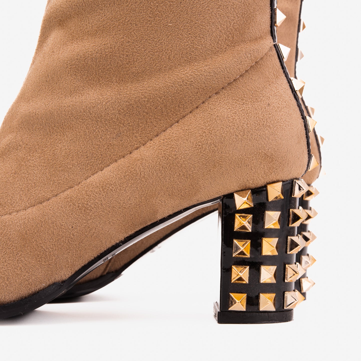 La bota de mujer en ante beige y negro con tachuelas Amethyst