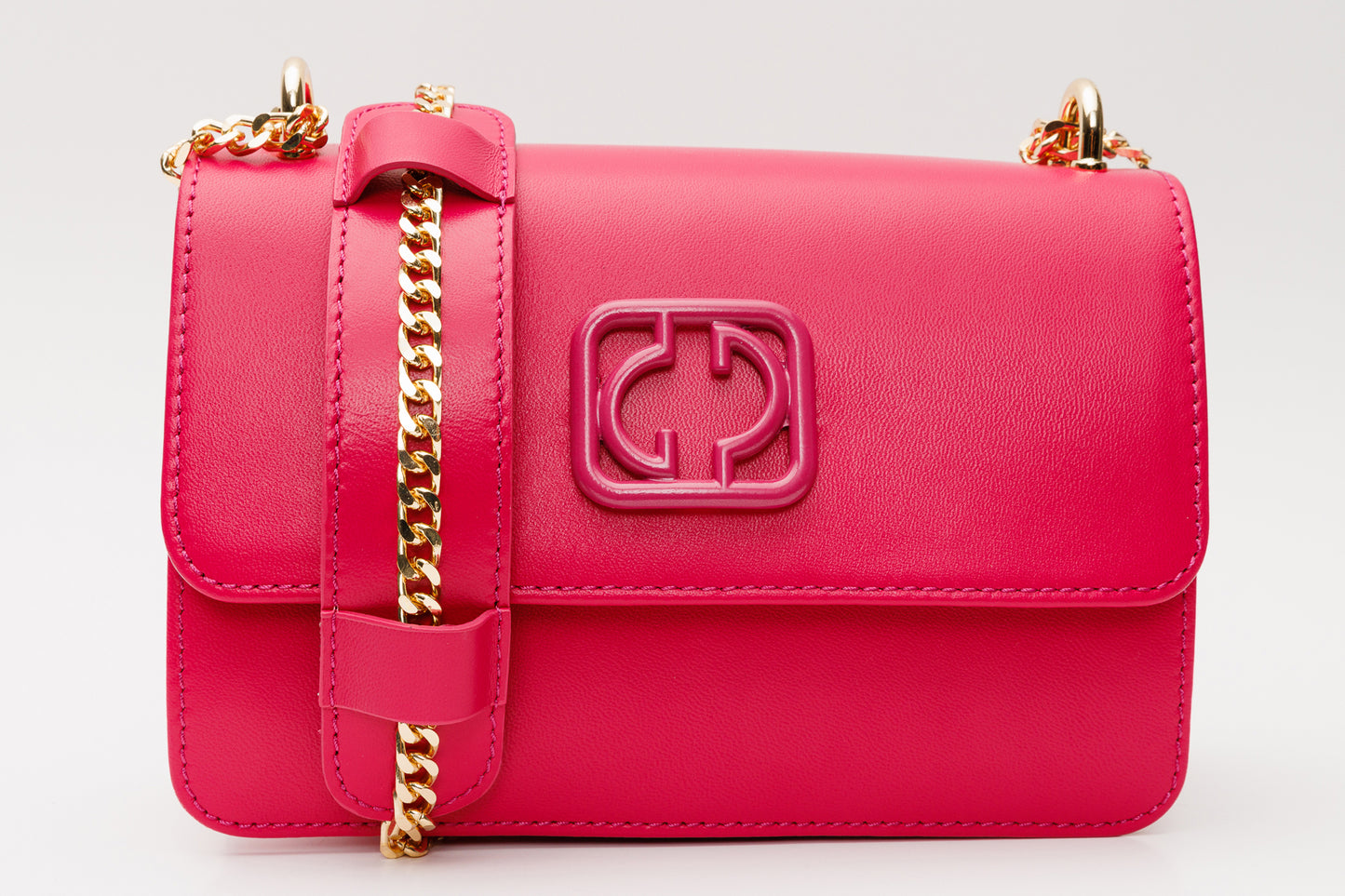 El bolso de mano de piel fucsia Maneadero