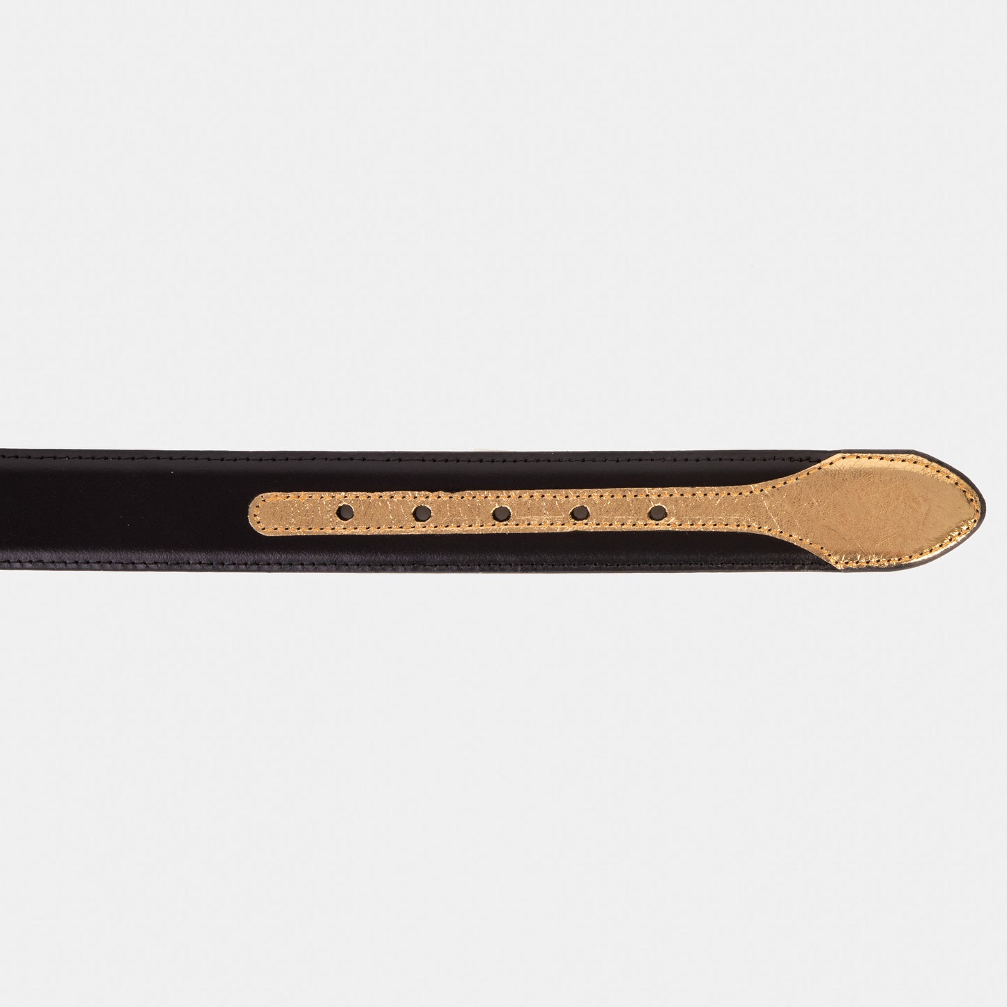 Cinturón de cuero negro y dorado de Arda