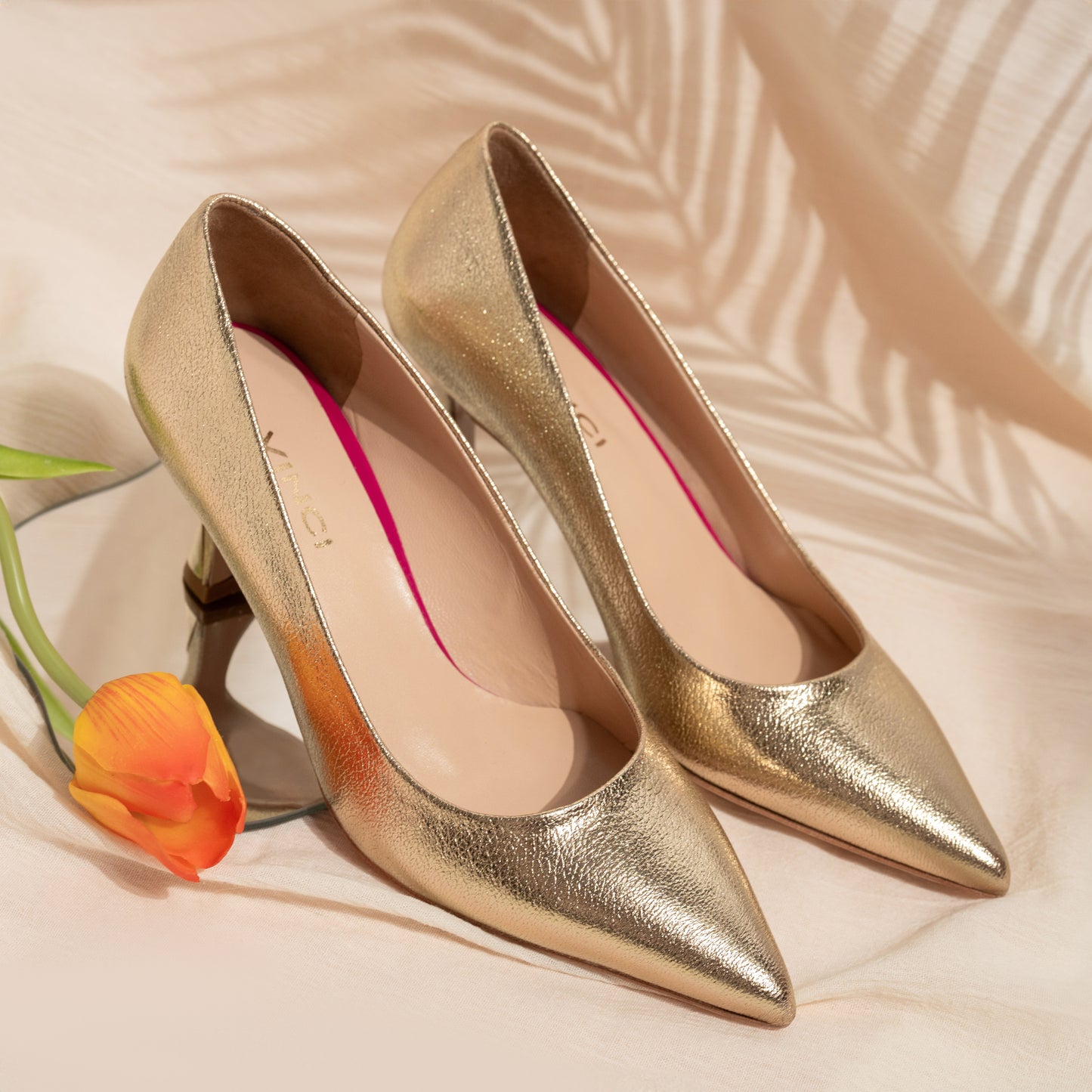 El zapato de salón de piel dorada Brunello para mujer