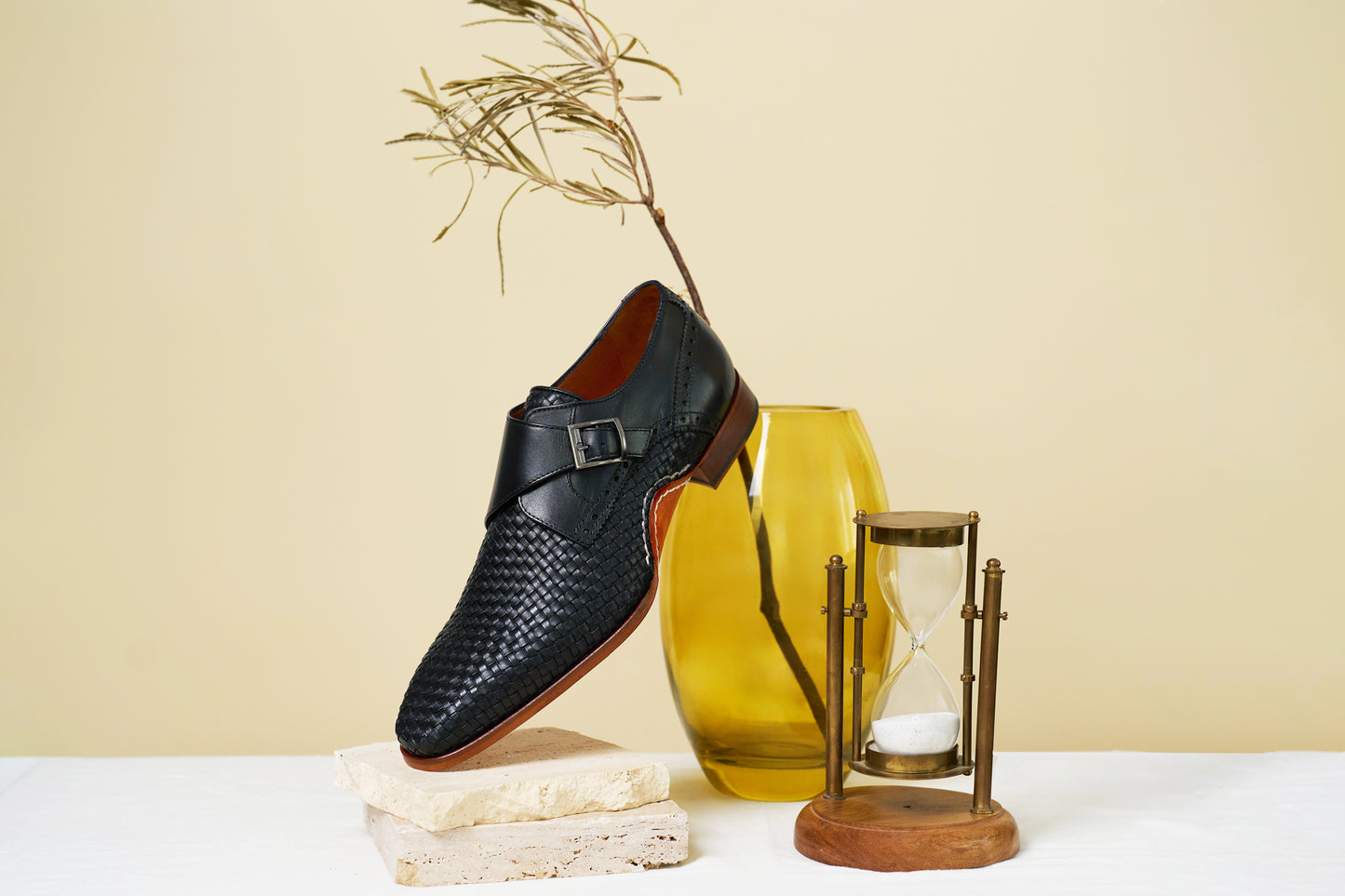 Zapato de hombre hecho a mano con una sola hebilla de cuero negro tejido Rolls