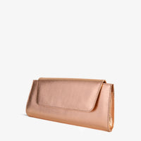El clutch de piel en oro rosa Ege