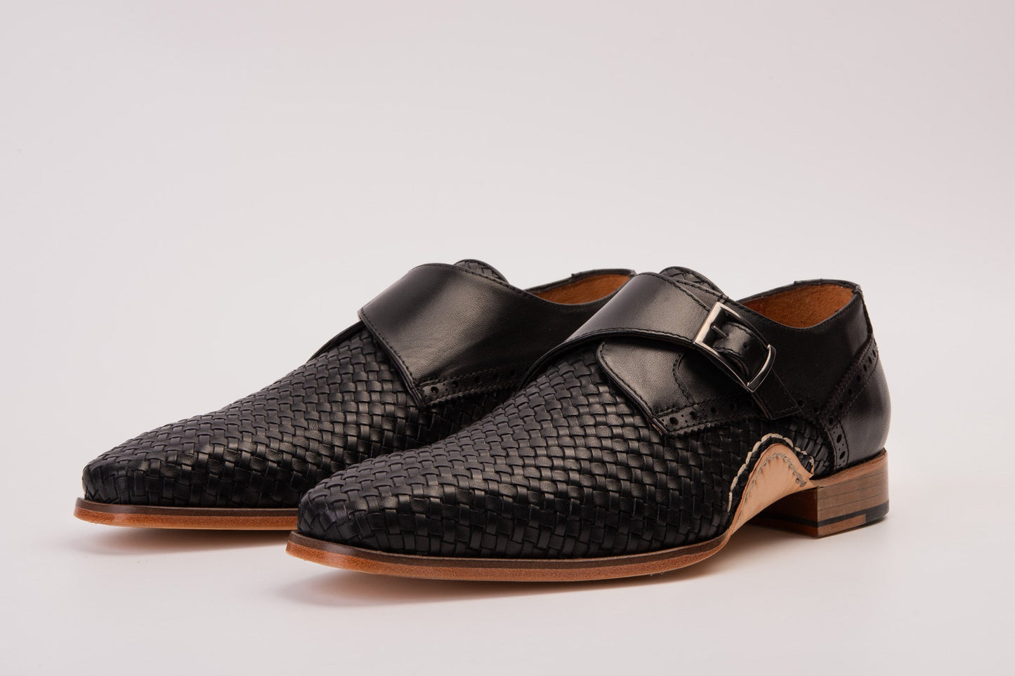 Zapato de hombre hecho a mano con una sola hebilla de cuero negro tejido Rolls