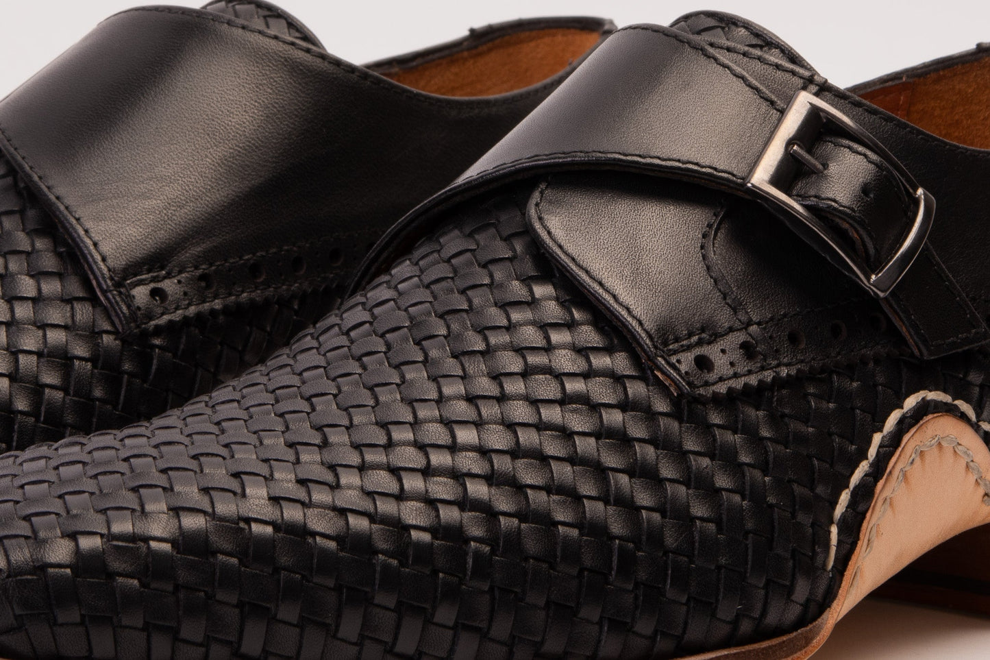 Zapato de hombre hecho a mano con una sola hebilla de cuero negro tejido Rolls