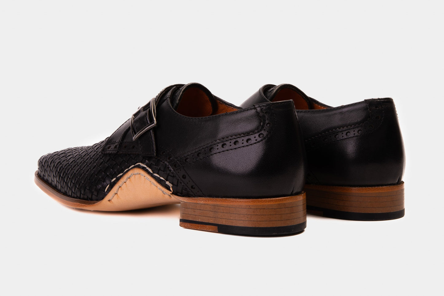 Zapato de hombre hecho a mano con una sola hebilla de cuero negro tejido Rolls
