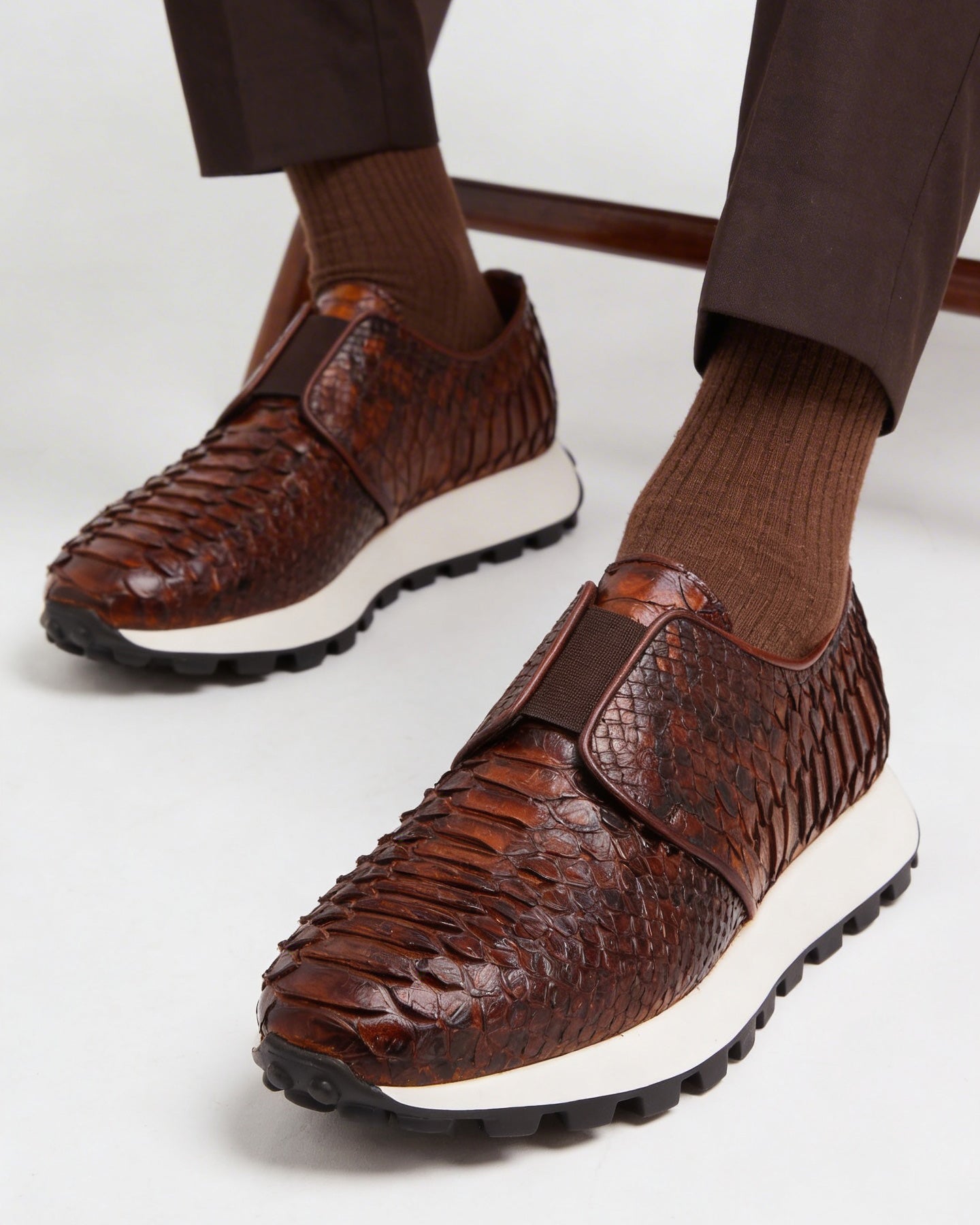 La zapatilla de hombre de piel de pitón Obsidian Tan
