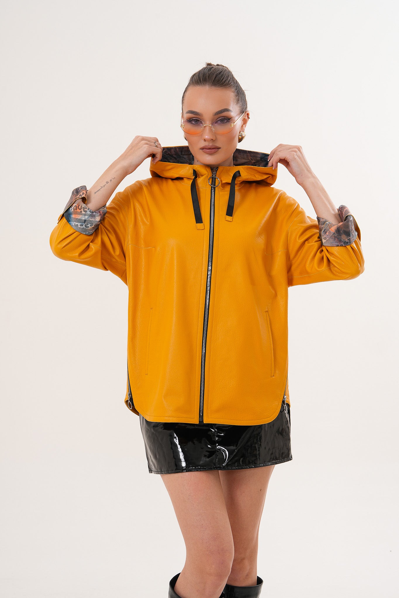 La Chaqueta Reversible de Piel con Capucha Nyxara Color Mostaza