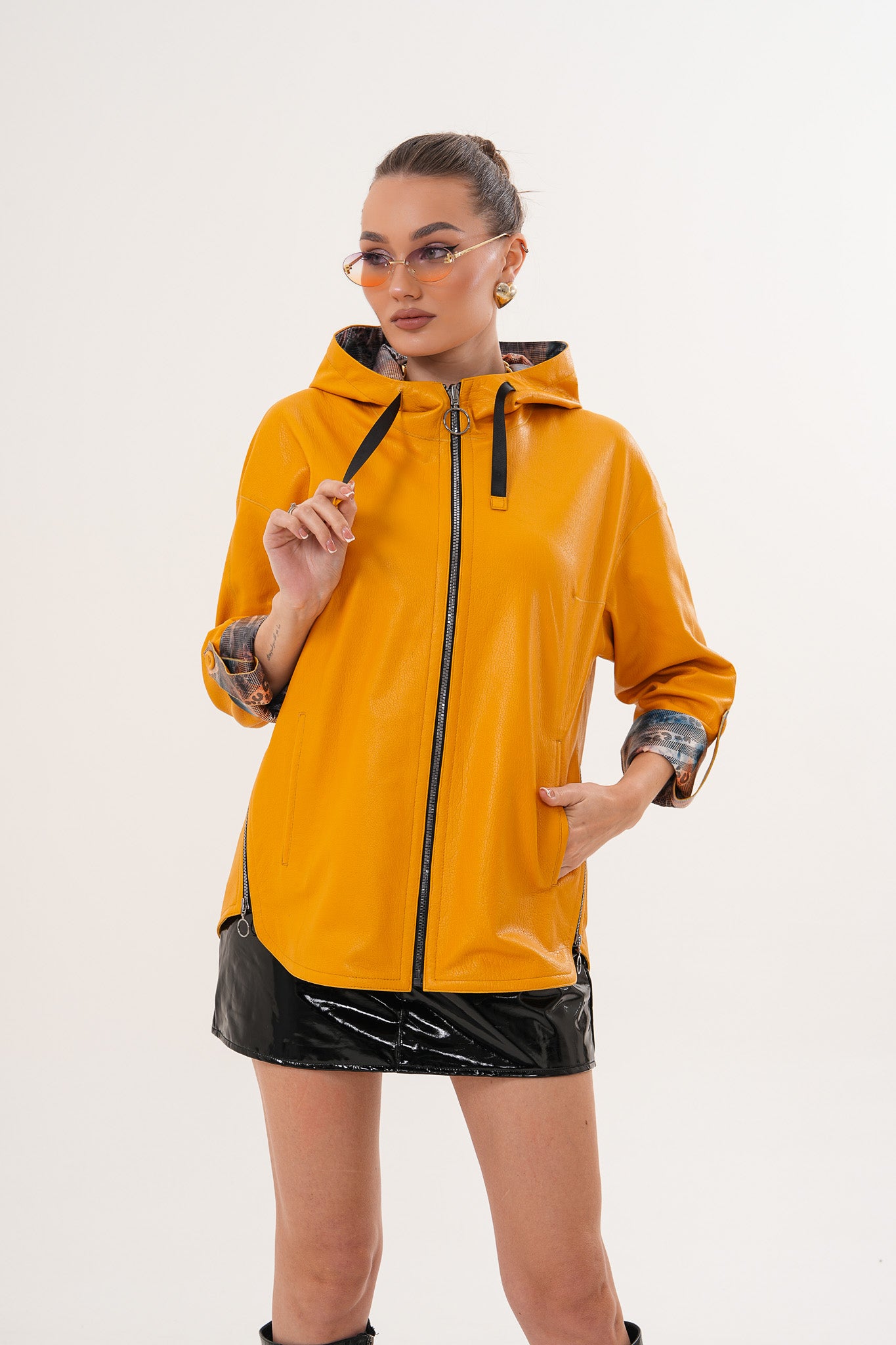 La Chaqueta Reversible de Piel con Capucha Nyxara Color Mostaza