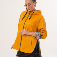 La Chaqueta Reversible de Piel con Capucha Nyxara Color Mostaza