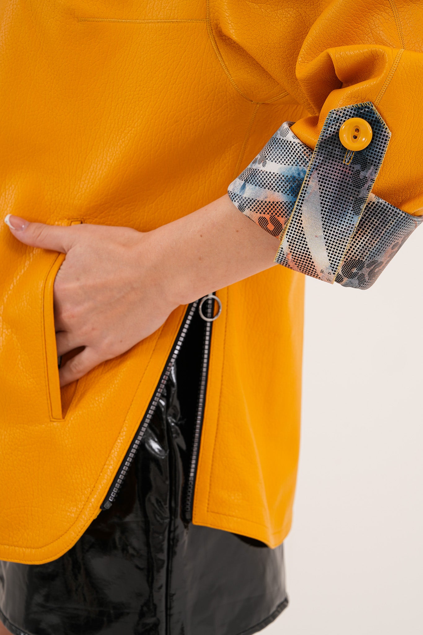 La Chaqueta Reversible de Piel con Capucha Nyxara Color Mostaza