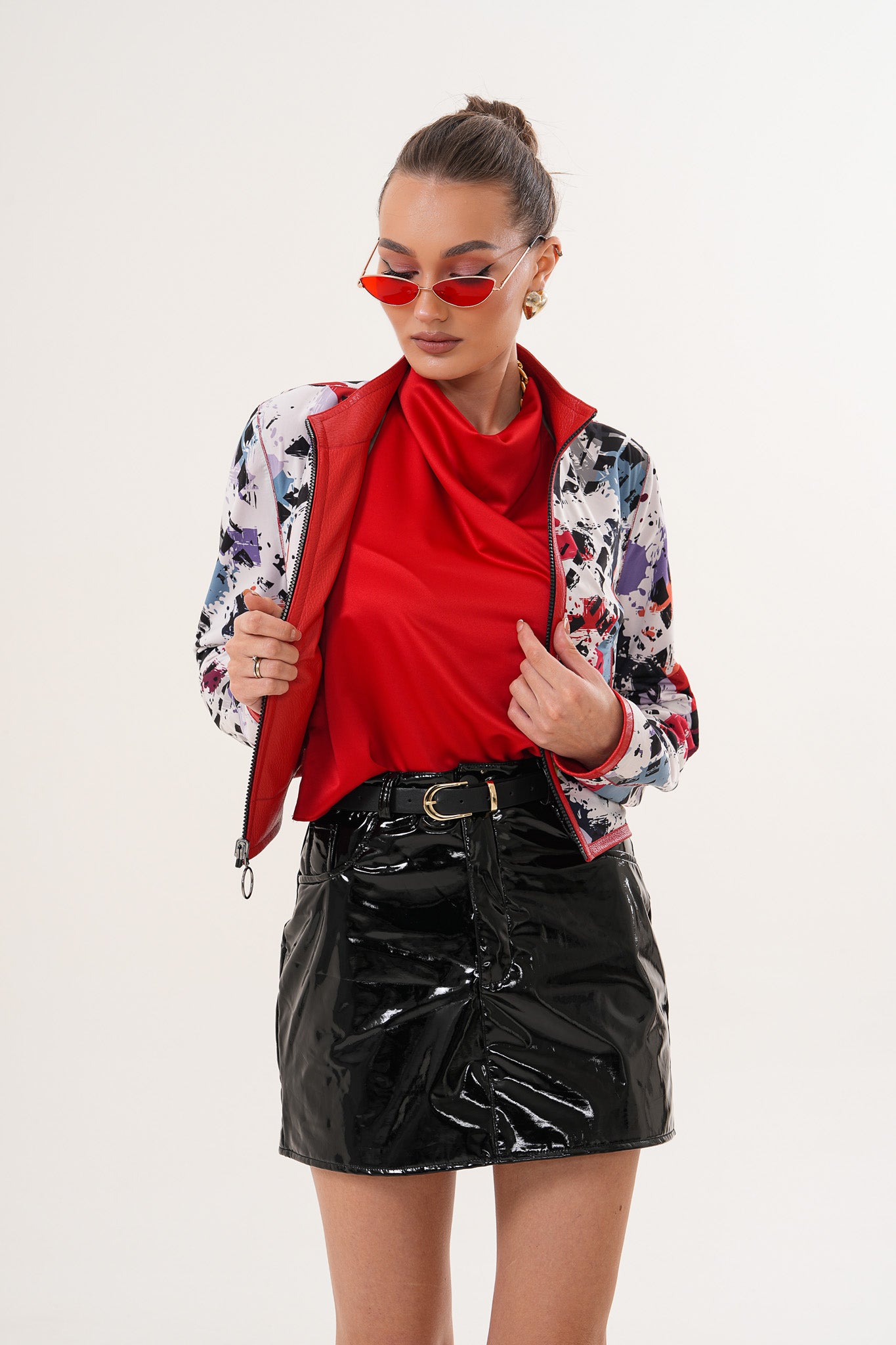 سترة جلدية نسائية قابلة للعكس باللون الأحمر من Elvaris