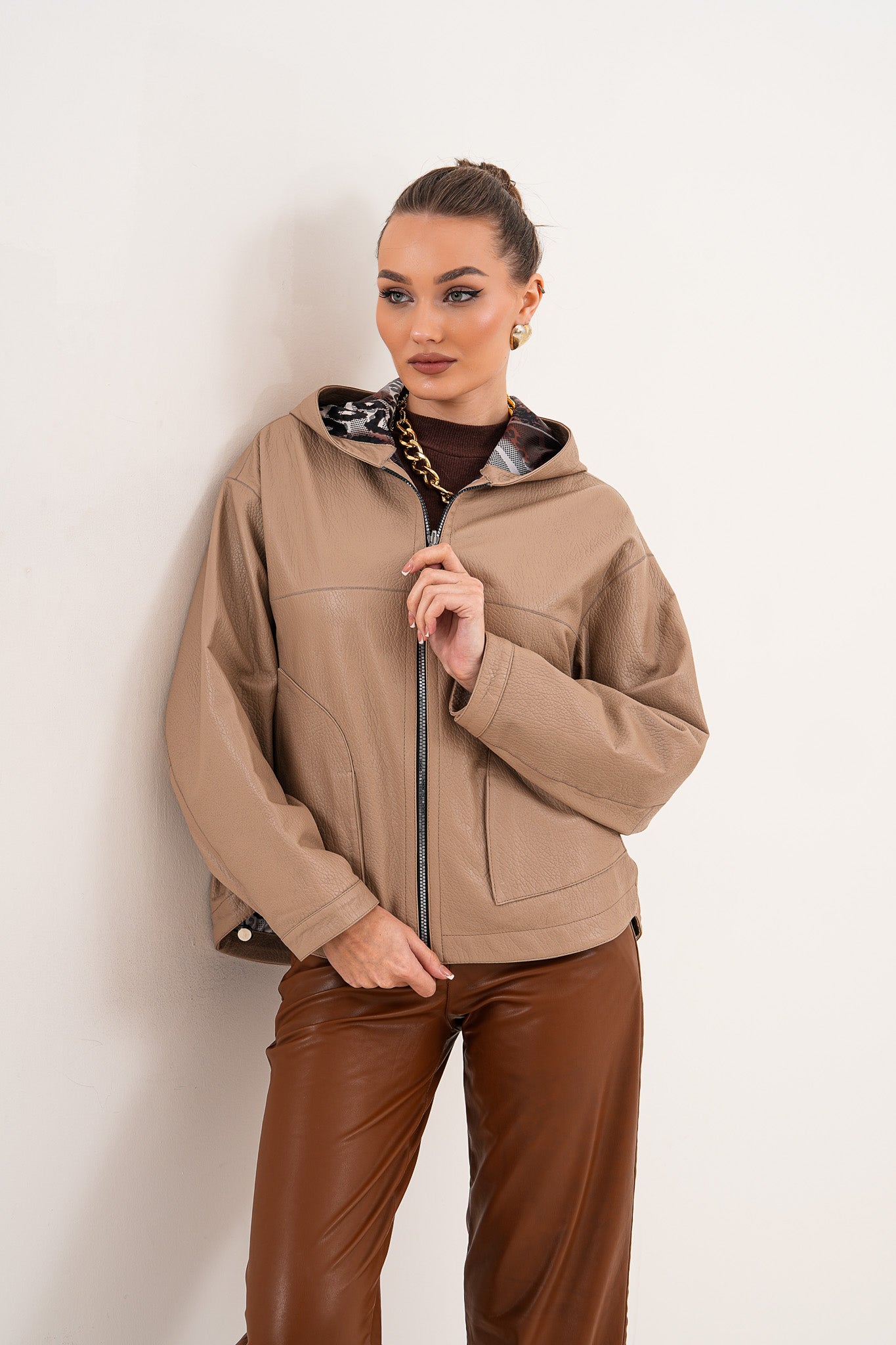 سترة نسائية من الجلد قابلة للعكس Calyra – لون طوبي