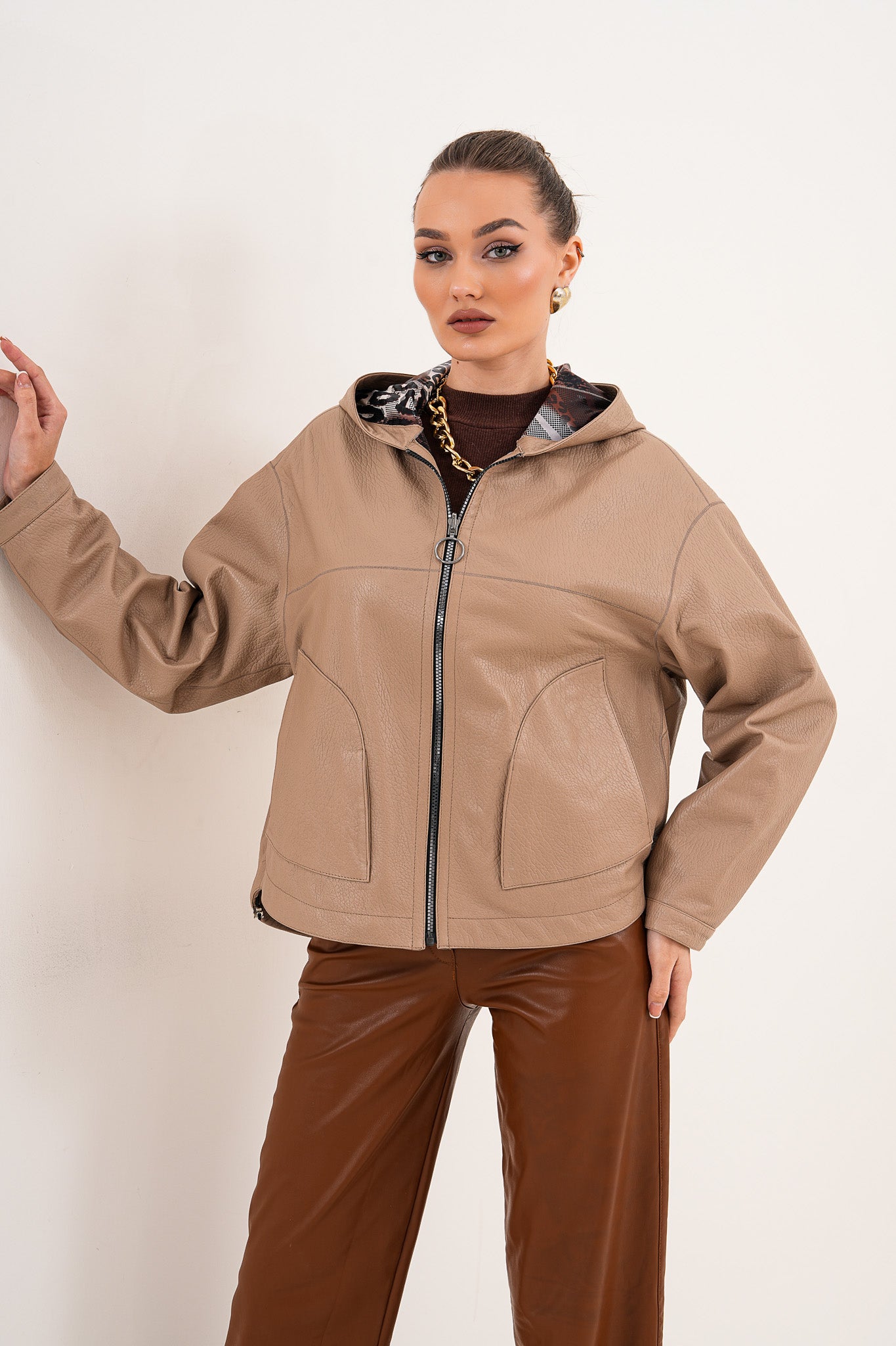 سترة نسائية من الجلد قابلة للعكس Calyra – لون طوبي