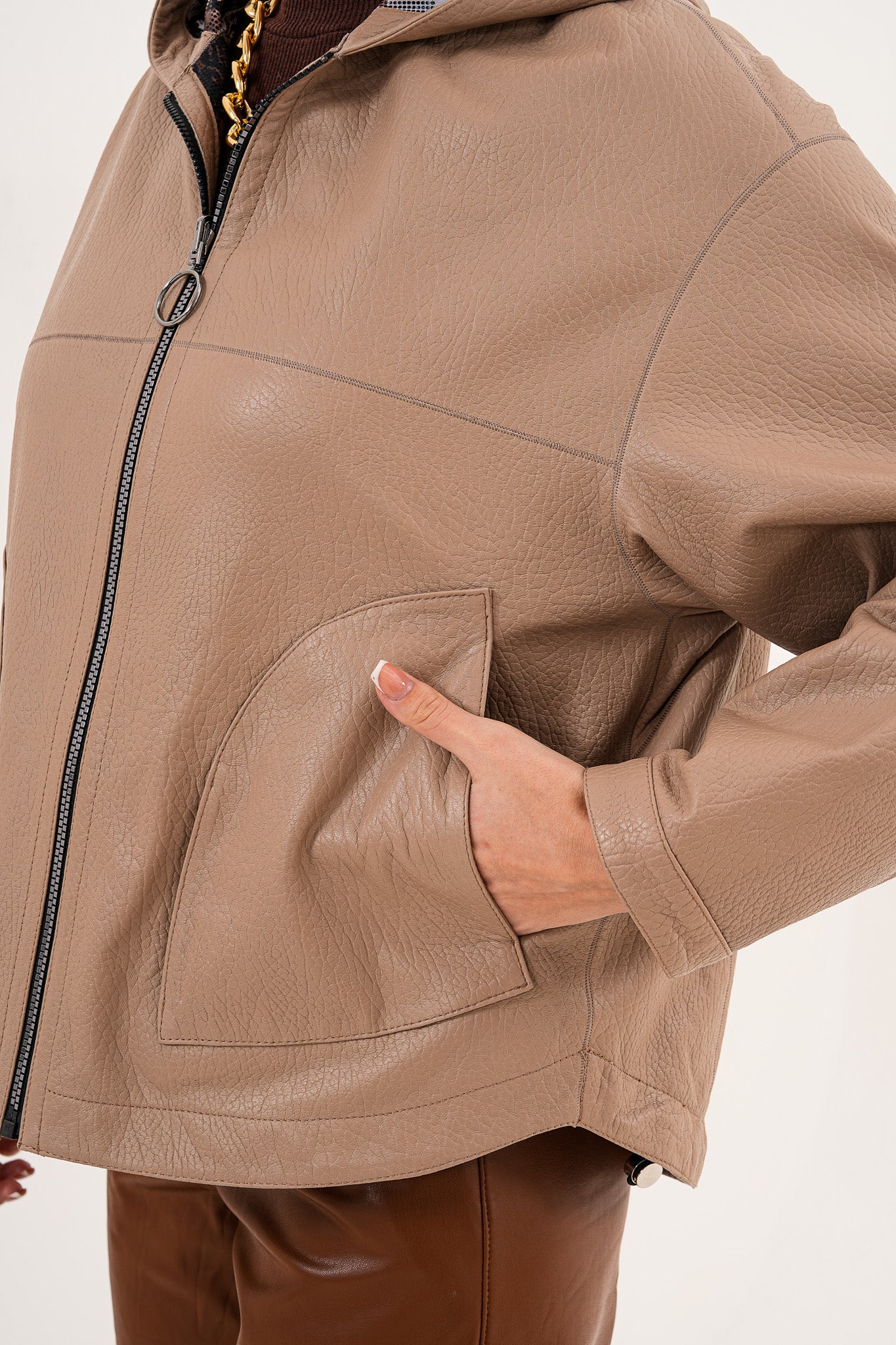 سترة نسائية من الجلد قابلة للعكس Calyra – لون طوبي