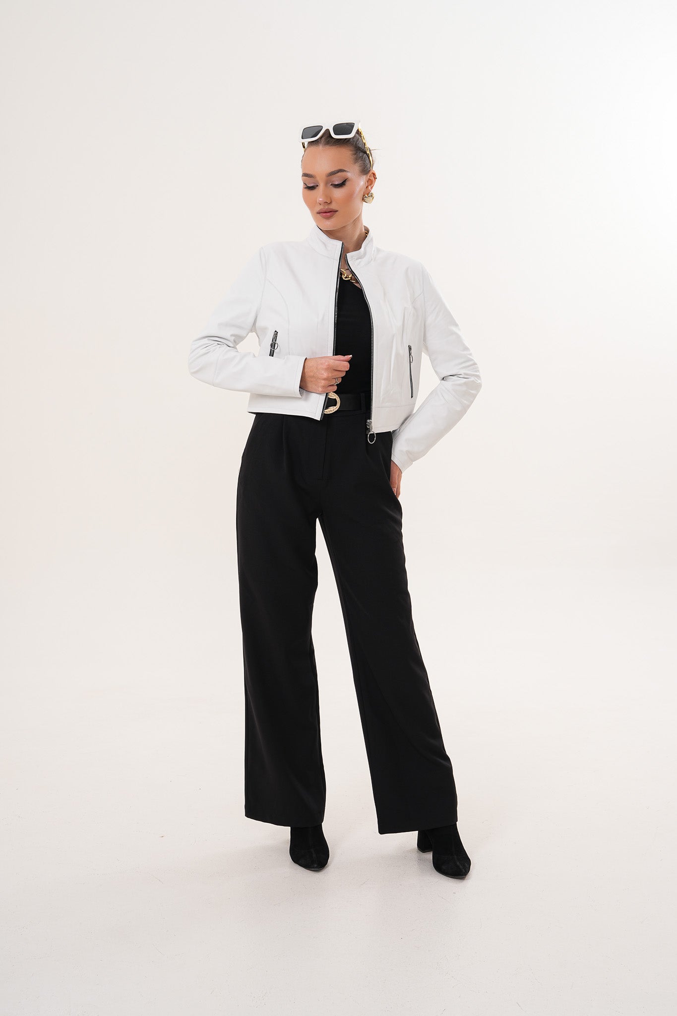 سترة Elvaris الجلدية البيضاء النسائية القابلة للارتداء من الجهتين