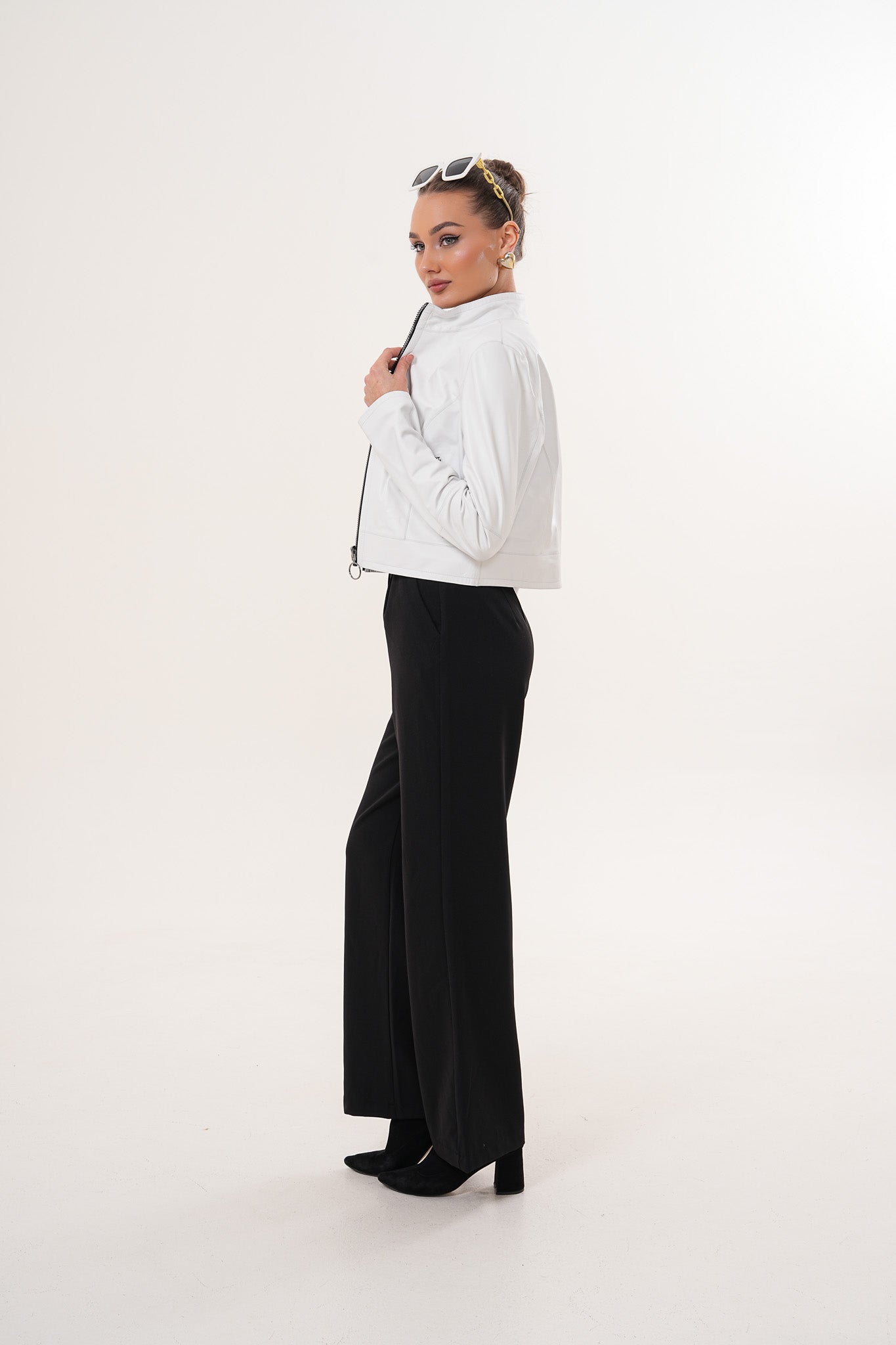 سترة Elvaris الجلدية البيضاء النسائية القابلة للارتداء من الجهتين