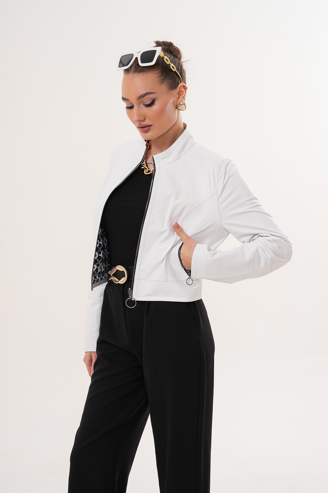 سترة Elvaris الجلدية البيضاء النسائية القابلة للارتداء من الجهتين