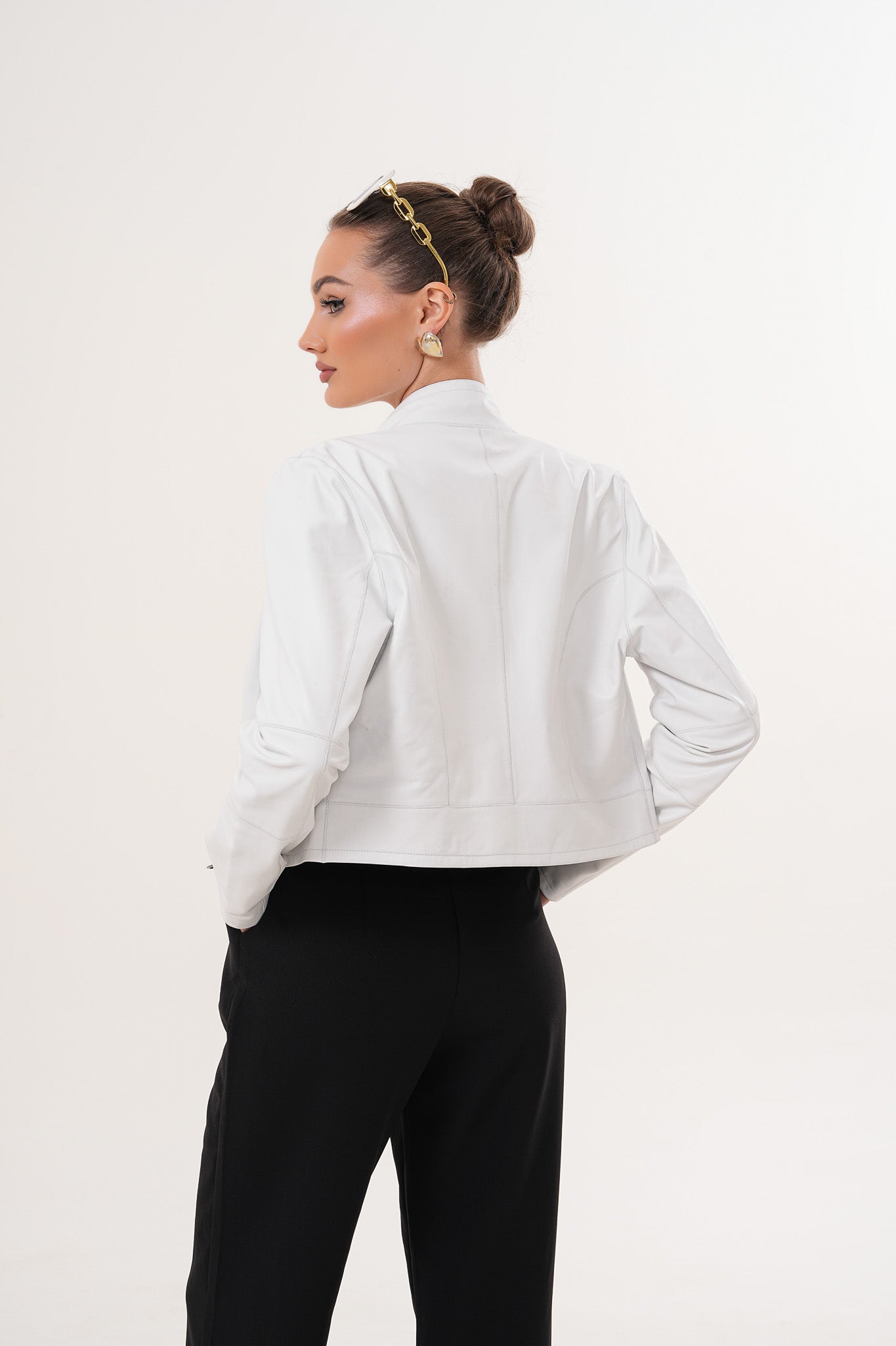 سترة Elvaris الجلدية البيضاء النسائية القابلة للارتداء من الجهتين