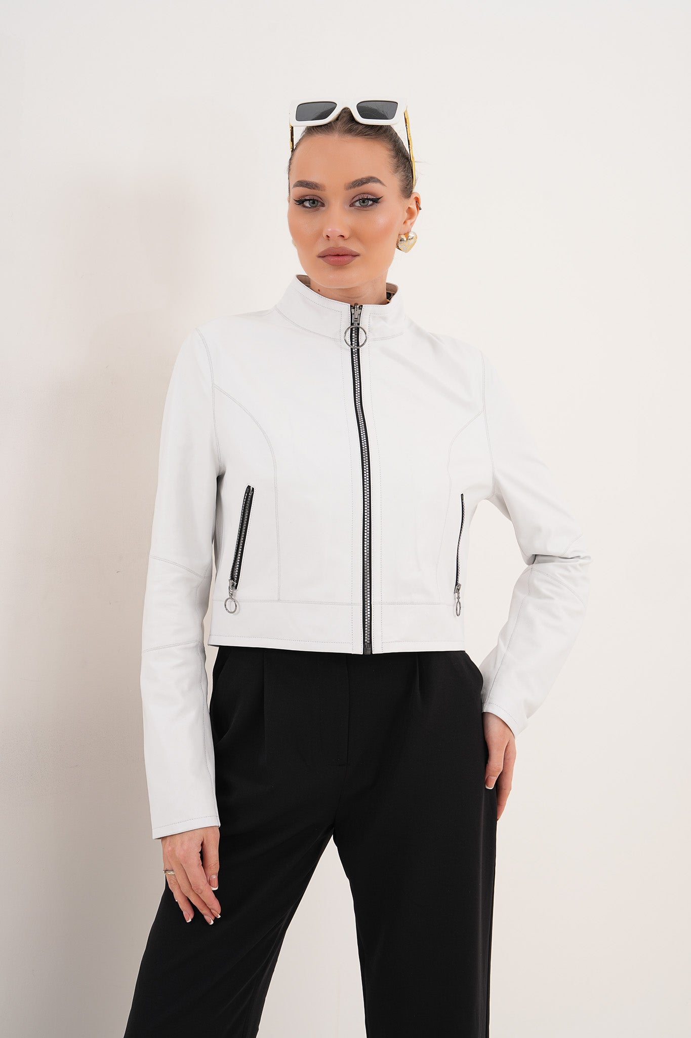 سترة Elvaris الجلدية البيضاء النسائية القابلة للارتداء من الجهتين