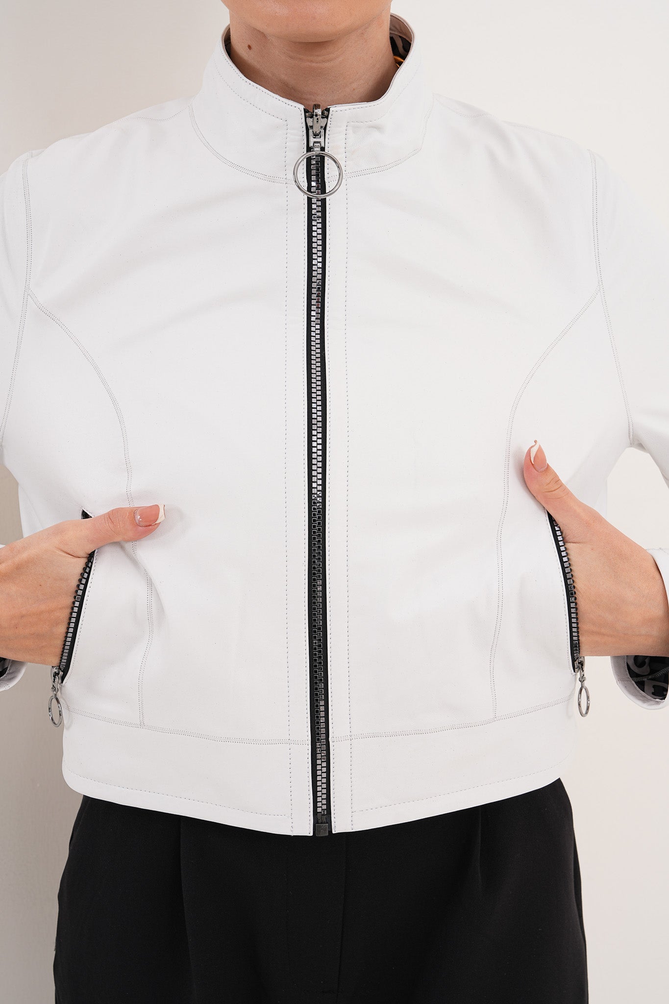 سترة Elvaris الجلدية البيضاء النسائية القابلة للارتداء من الجهتين