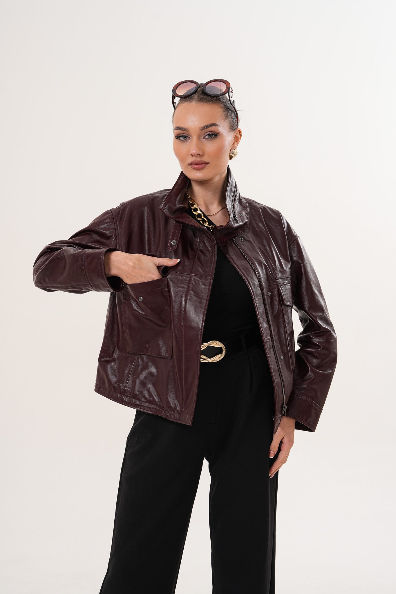 سترة نسائية جلدية بلون بورغندي من The Ravelyn