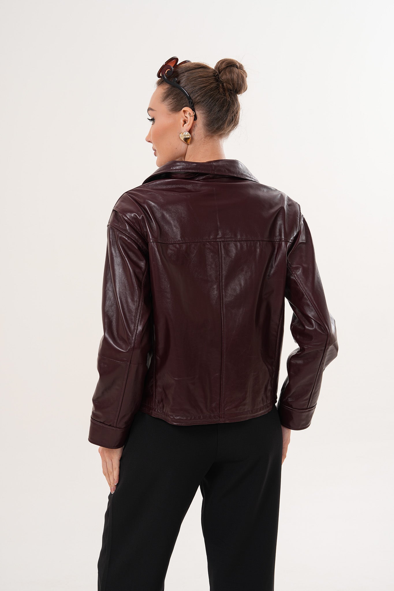 سترة نسائية جلدية بلون بورغندي من The Ravelyn