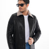 La chaqueta de cuero con cuello de piel de oveja negra Sarnico