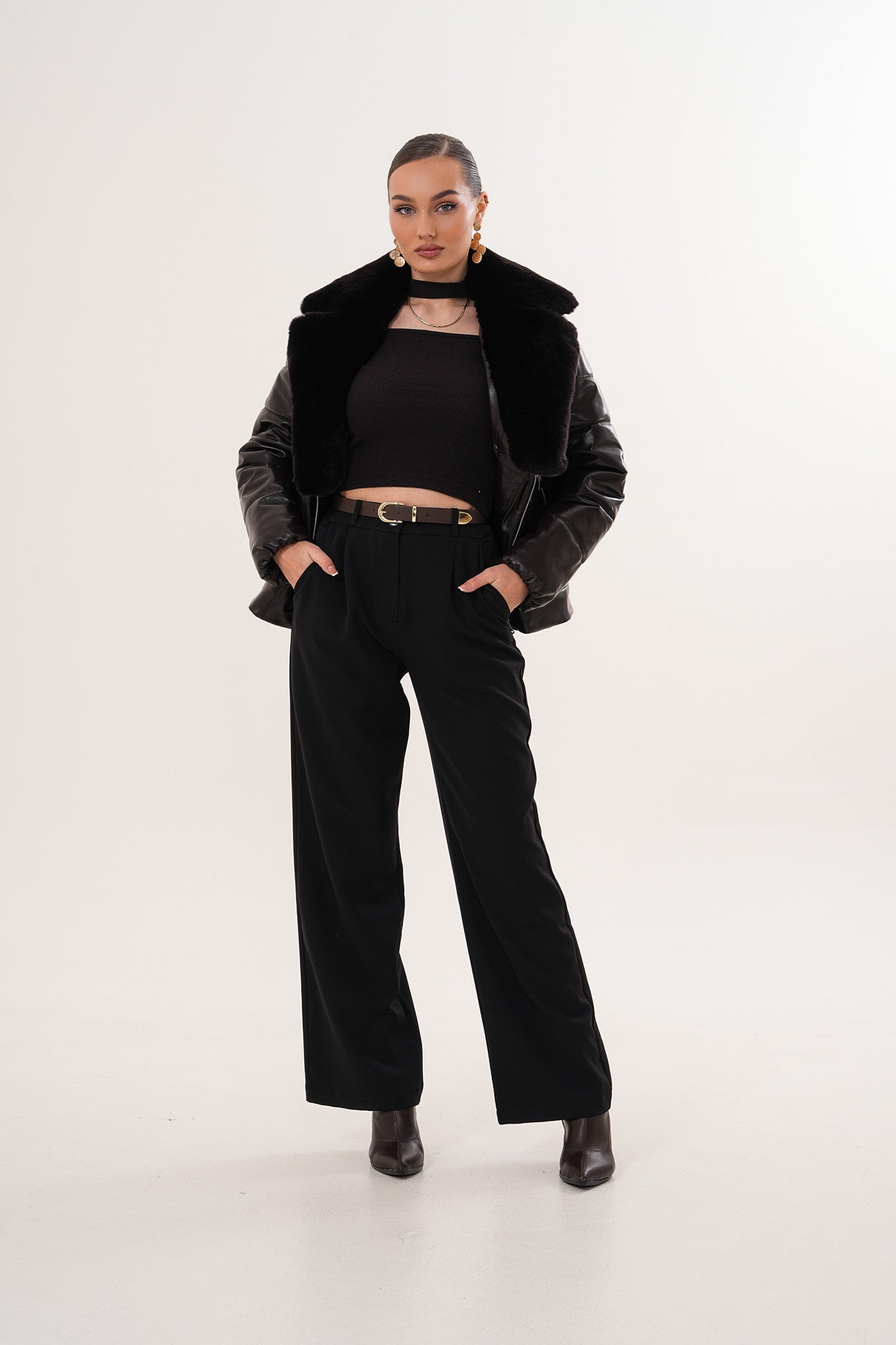 جاكيت جلد نسائي من Elvaris بلون شوكولاتة داكن مع طوق فرو