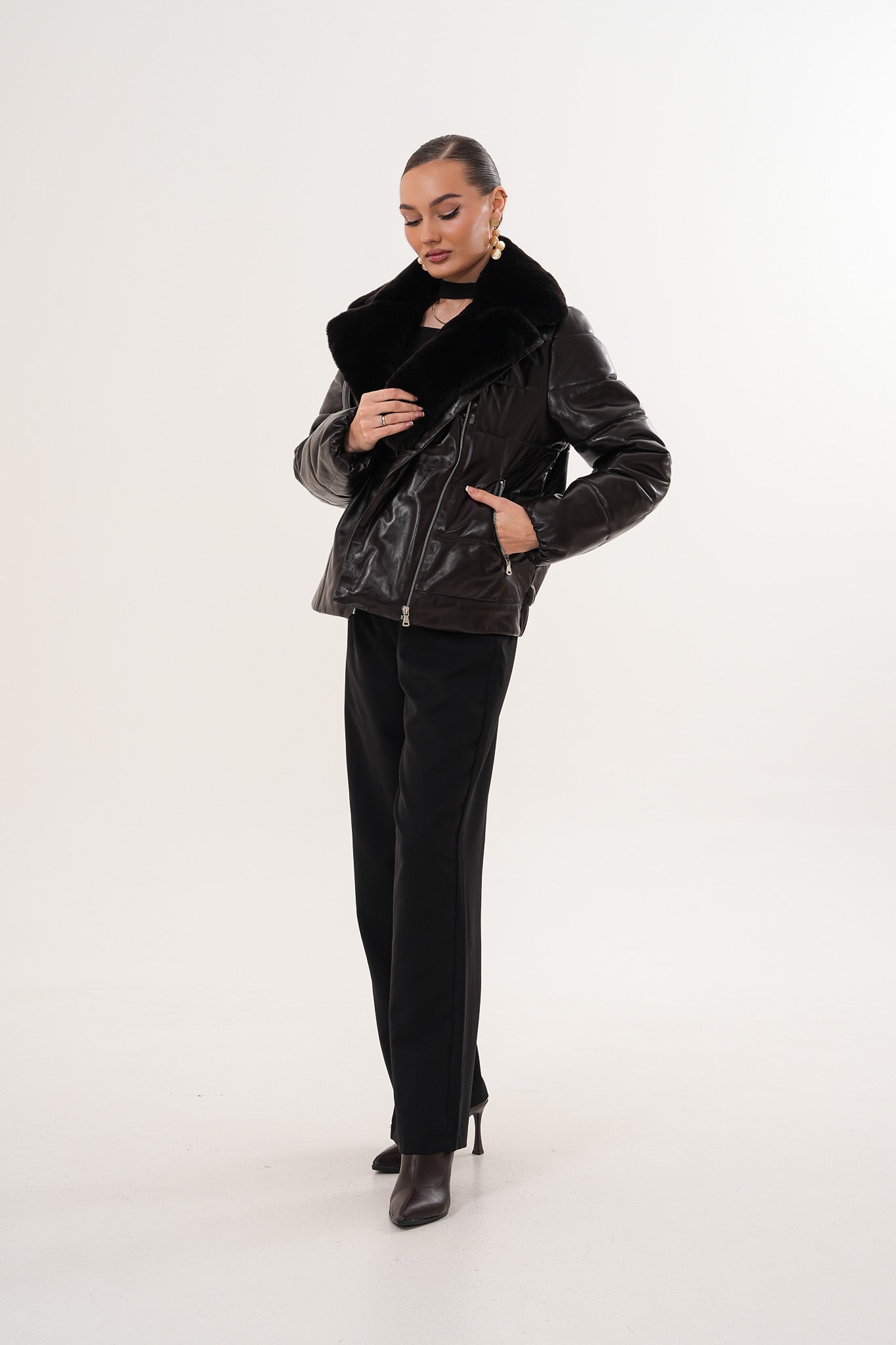 جاكيت جلد نسائي من Elvaris بلون شوكولاتة داكن مع طوق فرو