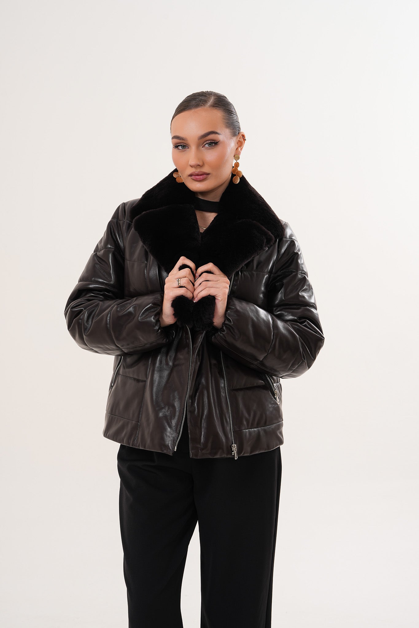 جاكيت جلد نسائي من Elvaris بلون شوكولاتة داكن مع طوق فرو