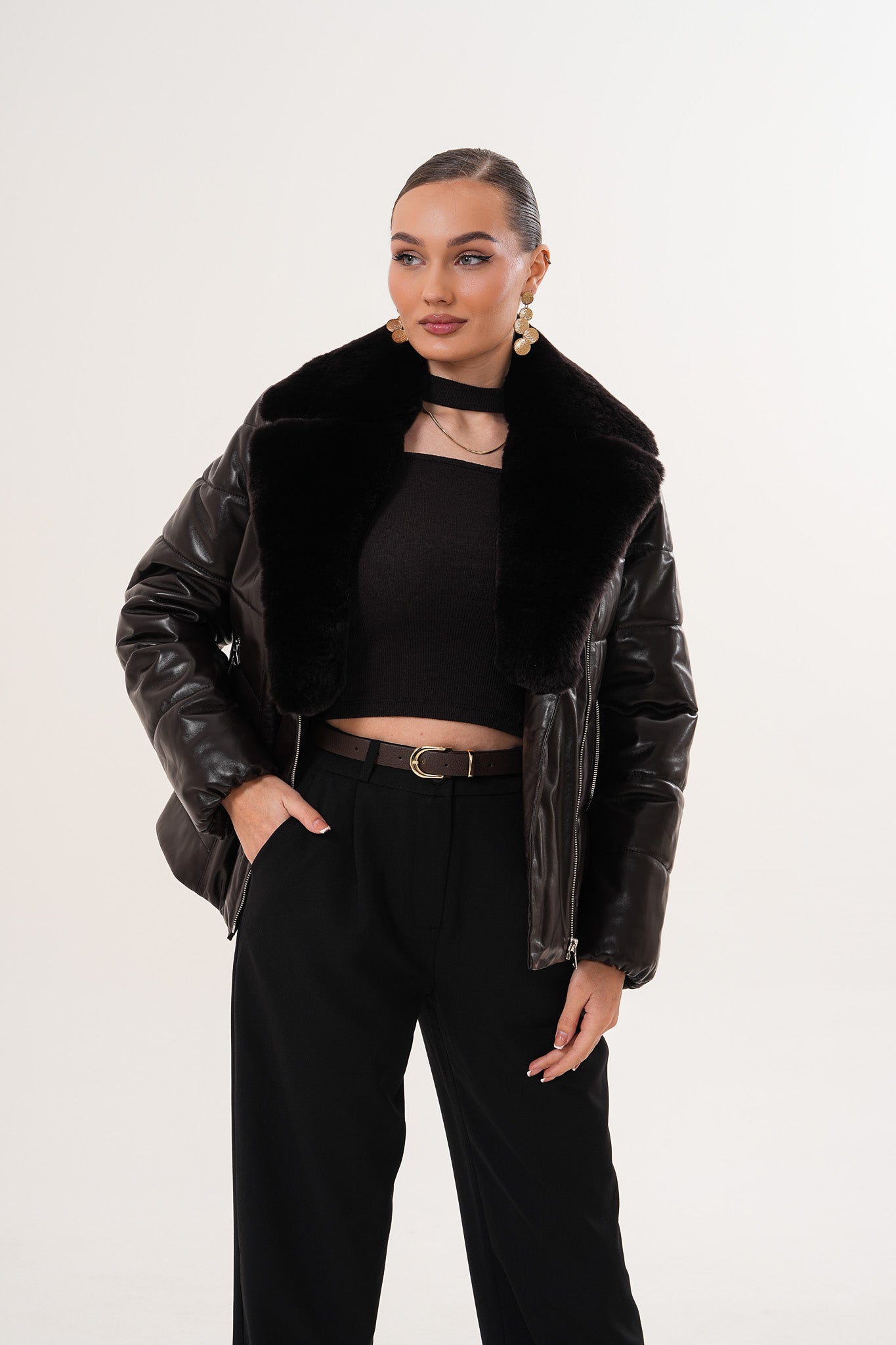 جاكيت جلد نسائي من Elvaris بلون شوكولاتة داكن مع طوق فرو