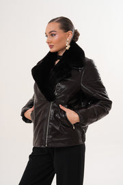 جاكيت جلد نسائي من Elvaris بلون شوكولاتة داكن مع طوق فرو